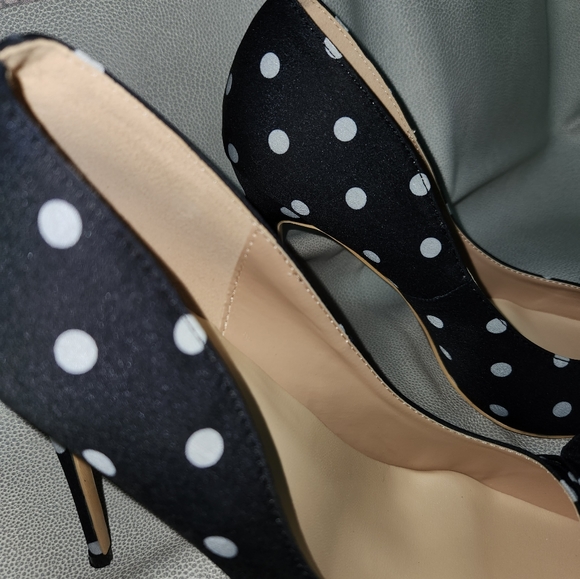 🖤🩶BLACK & WHITE POLKA DOT PUMPS🖤🩶 - Picture 2 of 5